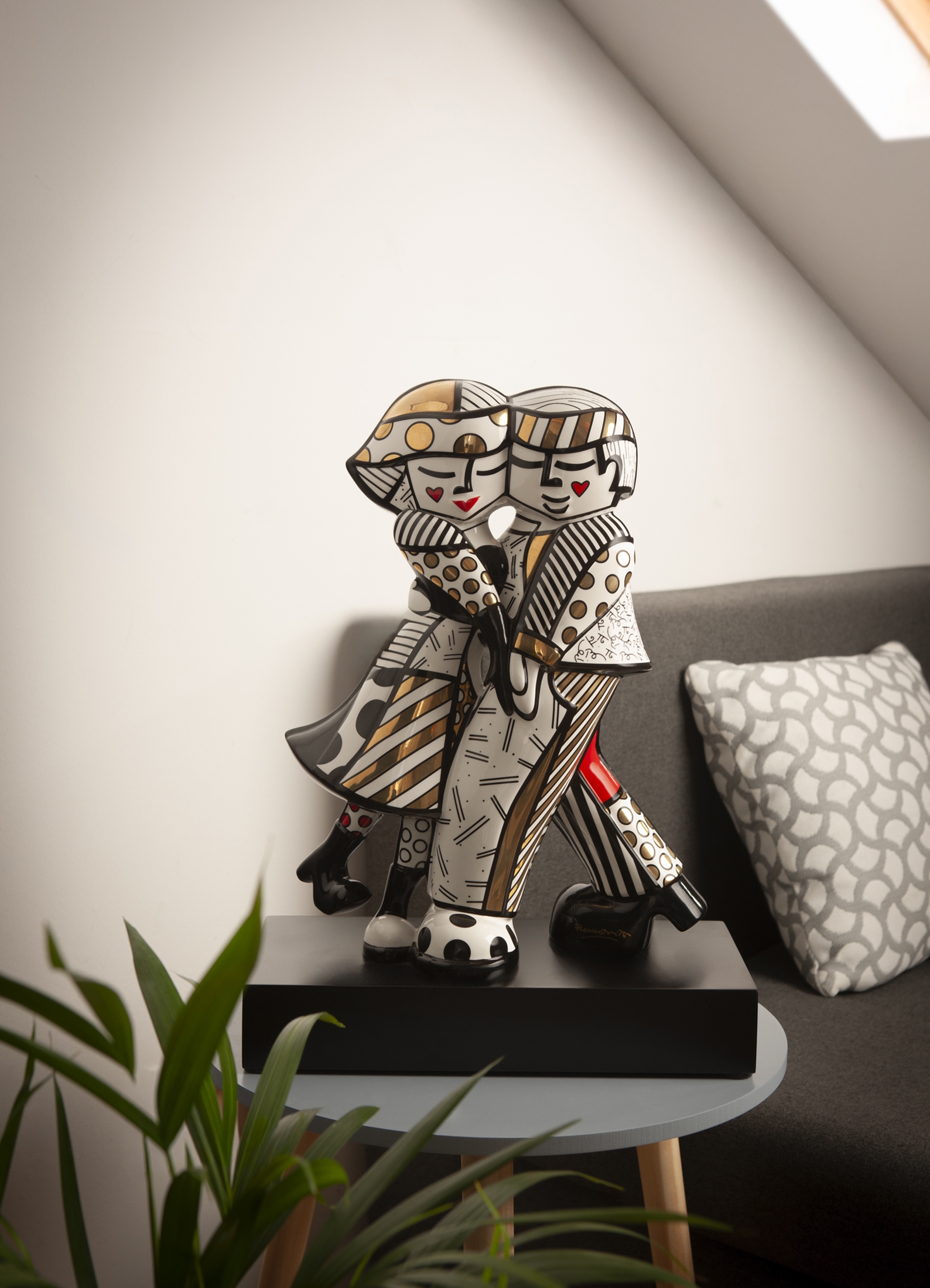 Goebel Pop Art Romero Britto Figur Golden Cheek to Cheek – Bild 2